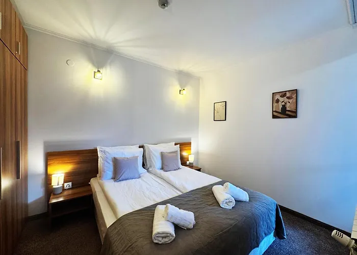 Alpine Glow - Panoramic View Near Gondola Lejlighed